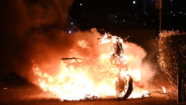 Een van de scooters die dit weekend in Breda door brand werden verwoest (foto: Perry Roovers/SQ Vision).