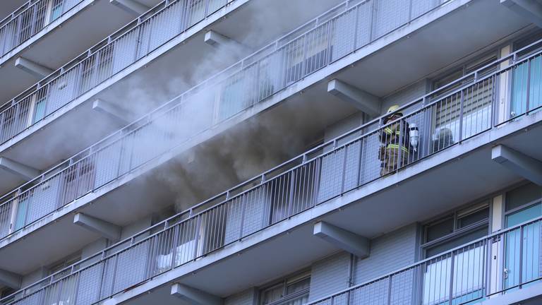 Bij de brand komt veel rook vrij. (Foto: Bart Meesters / SQ Vision)