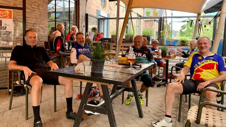 Een vriendengroep drinkt een biertje na een rondje fietsen (foto: Youssef Zerrouk)