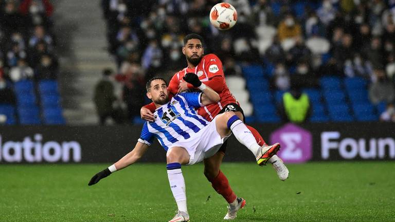 Phillipp Mwene (PSV) in duel met Adnan Januzaj (Real Sociedad) (Foto: ANP)