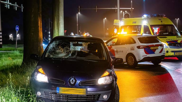 De fietser werd geraakt door een automobilist die vanaf de Baggerweg met zijn auto de Vlashoflaan in Tilburg inreed (foto: Jack Brekelmans/SQ Vision).