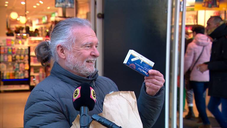 Deze meneer was er op tijd bij en kon nog een paar zelftesten kopen (foto door: Lola Zopfi).