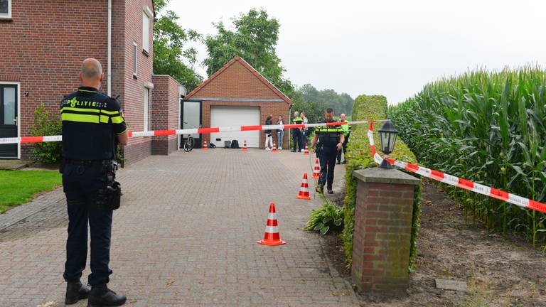 Onderzoek bij het huis waar de man werd gevonden (foto: Walter van Bussel/SQ Vision).