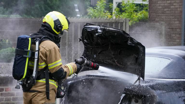 De brandweer bluste de cabrio in Geffen (foto: Gabor Heeres/SQ Vision).