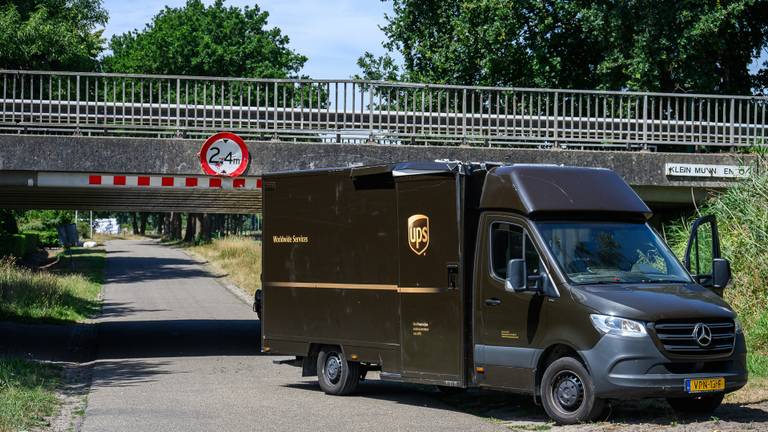 UPS bus rijdt tegen te lage brug (foto: Tom van der Put / Persbureau Heitink).