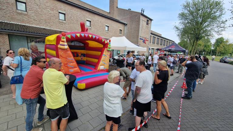 Protesterende bewoners voor het kantoor van BrabantWonen