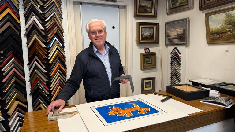 Jos (82) maakt al 47 jaar schilderijlijsten en wil het ambacht graag doorgeven (foto: Megan Hanegraaf).