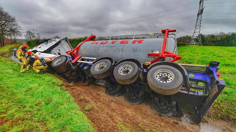 De tankwagen belandde in een sloot (foto: Rico Vogels / SQ Vision).