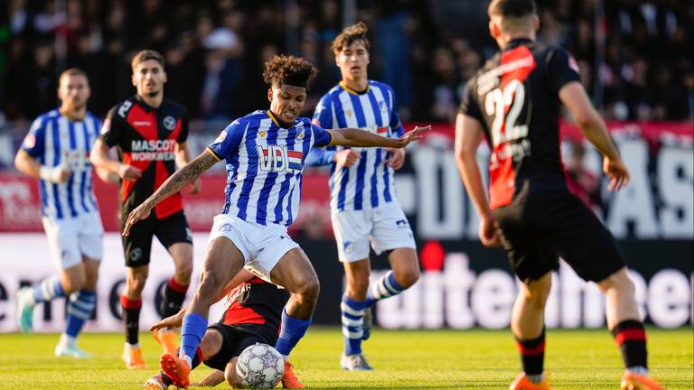 Charles Andreas Brym (FC Eindhoven) in duel met Jochem Ritmeester van de Kamp (Almere City FC) (foto: Orange PIctures).