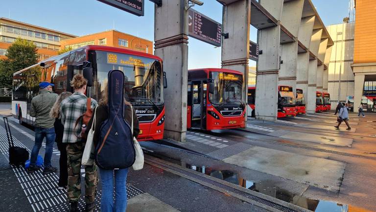 Reizigers klaar om te vertrekken in Den Bosch (foto: Noël van Hooft).