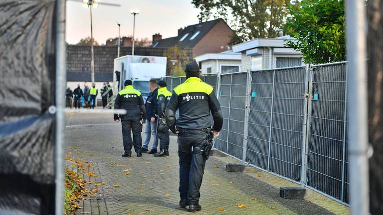 Onderzoek bij het woonwagenkamp (foto: Rico Vogels/SQ Vision). 