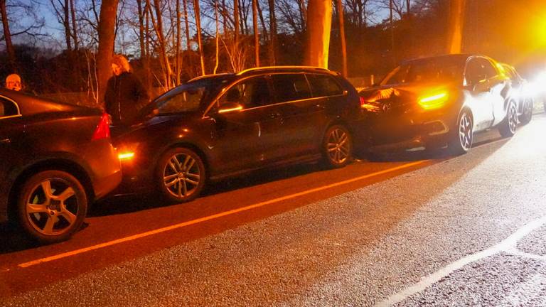 De vier auto's die gebotst waren op een rij in Lierop (foto: Harrie Grijseels/SQ Vision).