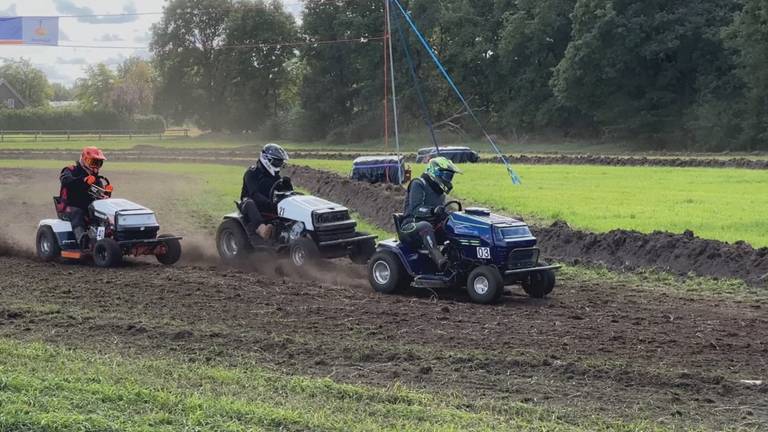 De waaghalzen halen op de grasmaaier een snelheid van bijna honderd kilometer per uur (foto: Omroep Brabant).