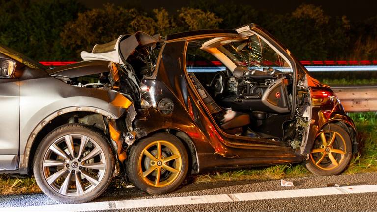 De botsing vond plaats op de A59, vlakbij de afslag Terheijden (foto: Mathijs Bertens/SQ Vision).