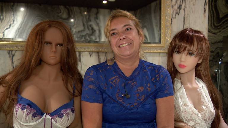 Ilona Janssen tussen 'haar dames'. (foto: Eva de Schipper)