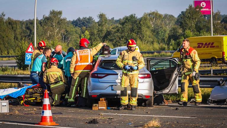 De automobilist botste bij Batadorp tegen de vangrail (foto: SQ Vision).