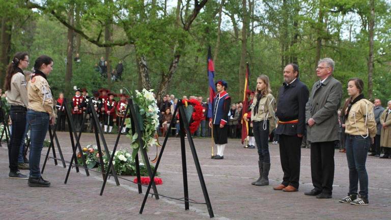 Normaal gesproken is het een drukte van belang tijdens de Dodenherdenking in Vught (foto: archief).