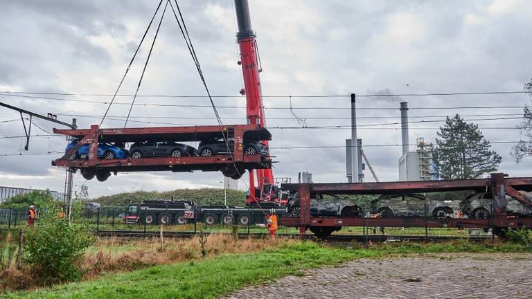 De trein wordt van het spoor gehaald (foto: Tom van der Put/SQ Vision).