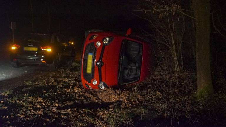 In Valkenswaard raakte een auto op z'n kant na een glijpartij (foto: Jozef Bijnen/SQ Vision).