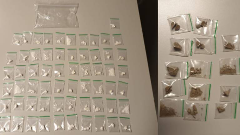 De politie vond tientallen gripzakjes met vermoedelijk cocaïne en heroïne in de auto (foto: Politie)