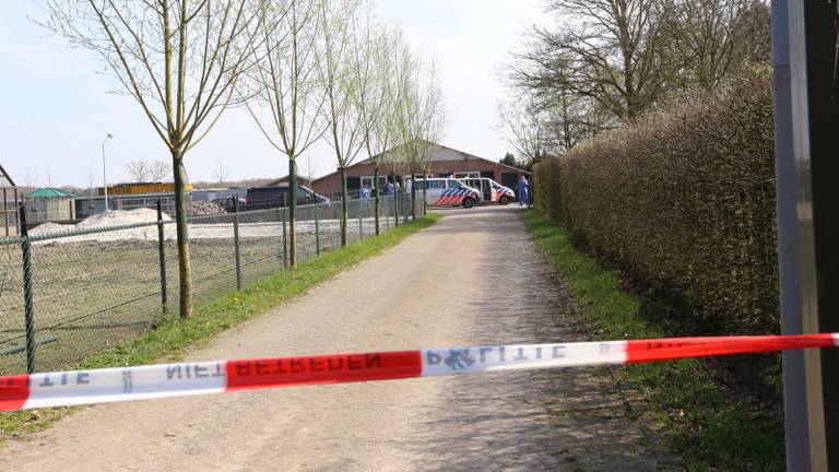 Vanwege de controle werd de weg naar C.'s bedrijf afgesloten (foto: SQ Vision).
