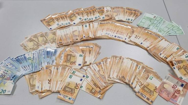 Het in beslaggenomen geld. (Foto: Politie)