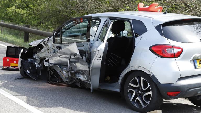 112-nieuws: Crash op N264 met 2 auto's • School Roosendaal ontruimd