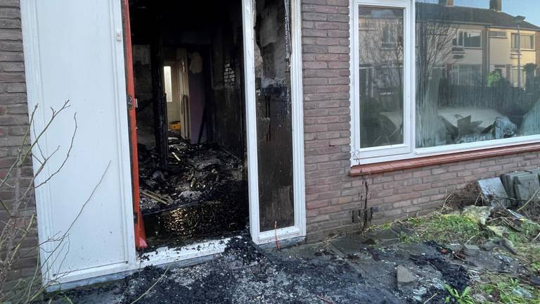 De schade aan het huis waar de brand woedde, is enorm (foto: Eva de Schipper).