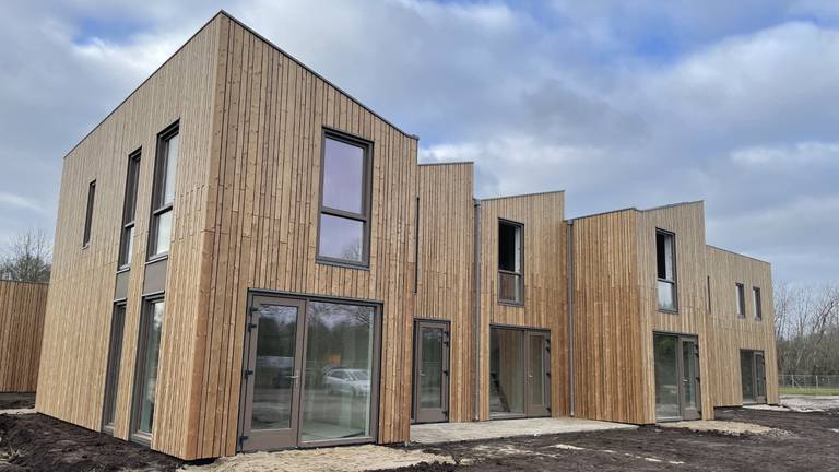 De eerste verplaatsbare woningen in buurtschap te Veld.