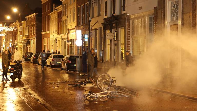 Uitgebrande fietsen op straat tijdens de rellen (foto: Bart Meesters/SQ Vision).