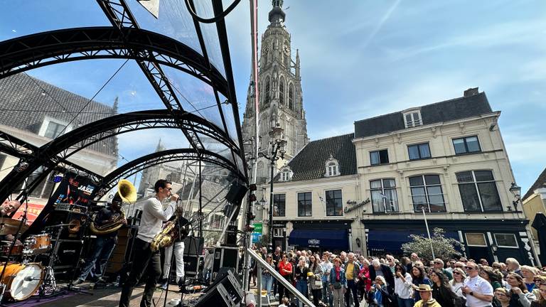 Chris Strik met de Big Easy Band op de Havermarkt (foto Jan Peels).