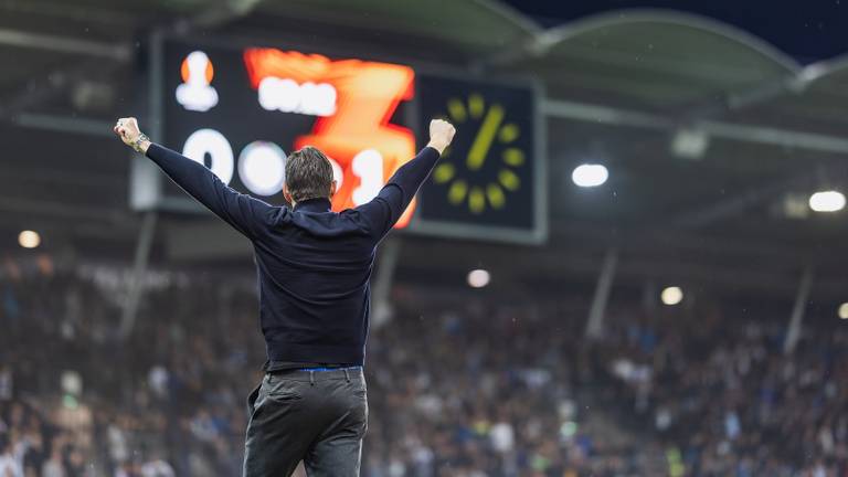 Een juichende Roger Schmidt bij de 0-2 van PSV (Foto: ANP)