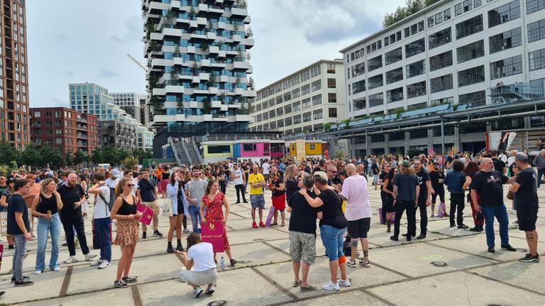 Twee weken geleden stonden mensen op het Ketelhuisplein voor Unmute Us (foto: Noël van Hooft).