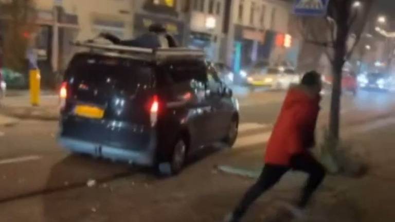 Marokko-fans springen op rijdende auto na WK-zege: ‘Vriendin was in paniek'