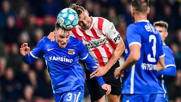 Luuk de Jong in duel met Sam Beukema (Foto: ANP)