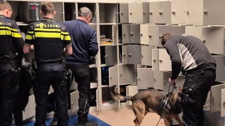 De controles vonden plaats in verschillende scholen in Eindhoven (foto: Instagram jeugdagenten Eindhoven).