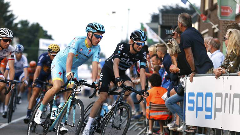 Lieuwe Westra (links) in het lichtblauwe tenue van Astana tijdens Daags na de Tour in Boxmeer (foto: ANP).