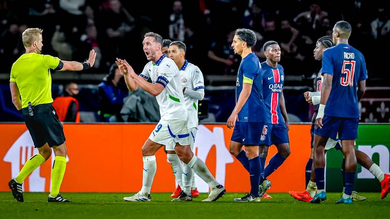 Protesten bij PSV na de gegeven strafschop tegen PSG (foto: Marcel van Dorst).