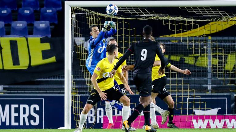 NAC-doelman Nick Olij bokst de bal weg tegen Telstar (Foto: Orange Pictures).