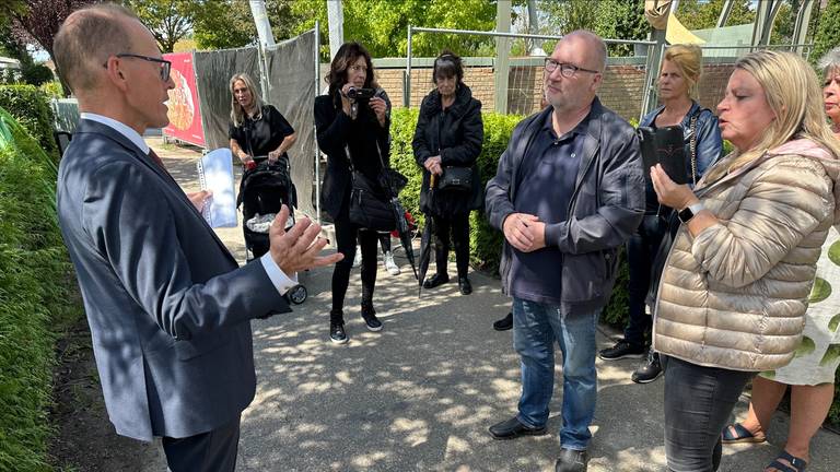 Directeur Roel Stapper in discussie met boze nabestaanden.