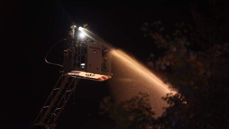 De brandweer blust het huis in Vught (foto: Bart Meesters).