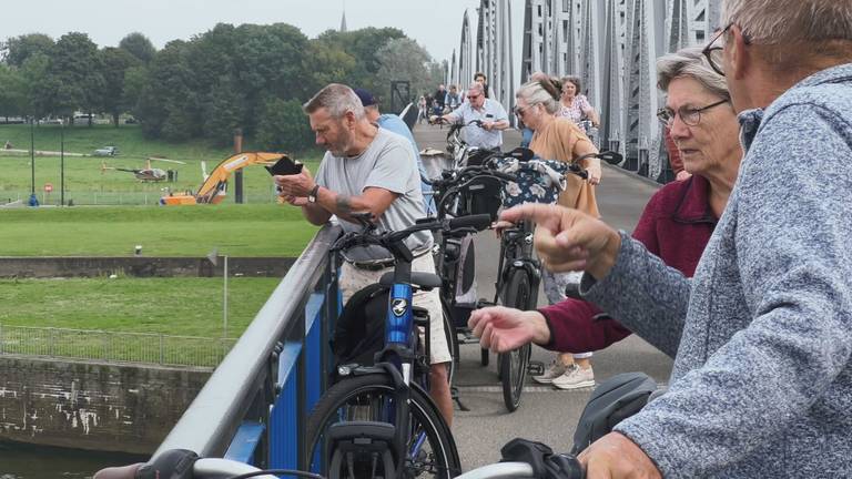 Veel bekijks op de brug in Grave (foto: Omroep Brabant).