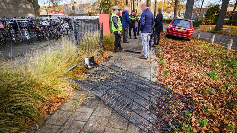 De auto raakte eerst het hek van de school en daarna de boom (foto: Sem van Rijssel/SQ Vision).