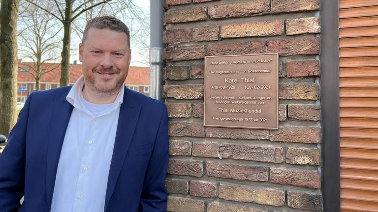 Mitchel de Vaan bij het eerbetoon aan zijn grootvader Karel Thiel (foto: Megan Hanegraaf)