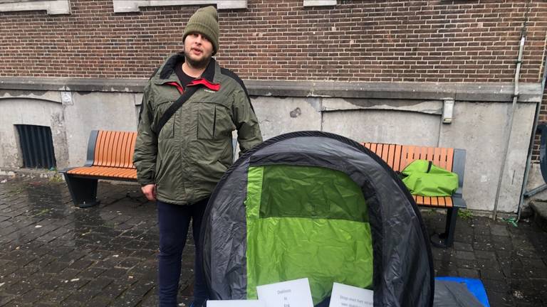 Thomas bij zijn tentje op de Grote Markt in Breda.