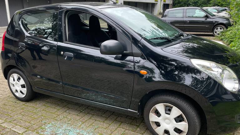 Man met ijzeren pijp vernielt geparkeerde auto's