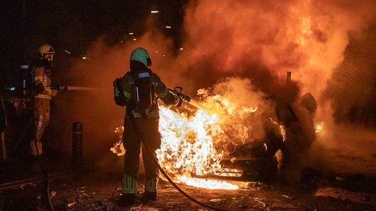 De brandweer bluste de autobranden in Veen (foto:  SQ Vision).