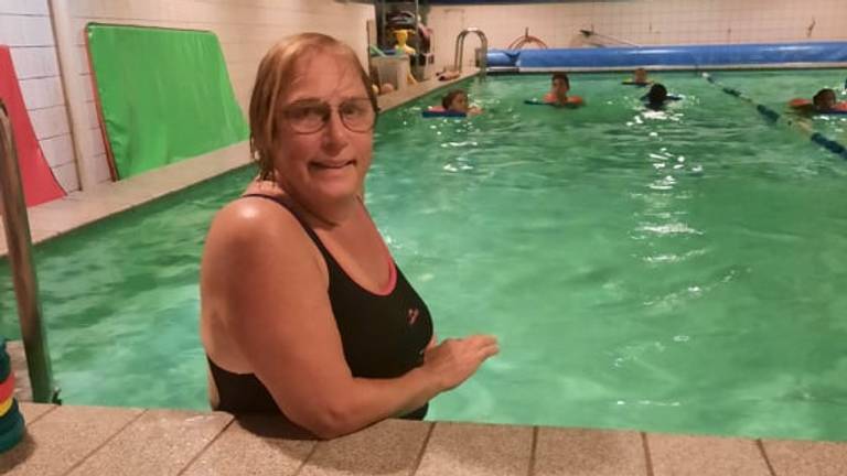 Na vijftig jaar in en langs het zwembad, is het mooi geweest voor Mary.