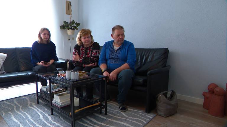 Een deel van de familie is in Boxtel herenigd, waar ze de oorlog op tv volgen. Foto: Omroep Brabant.