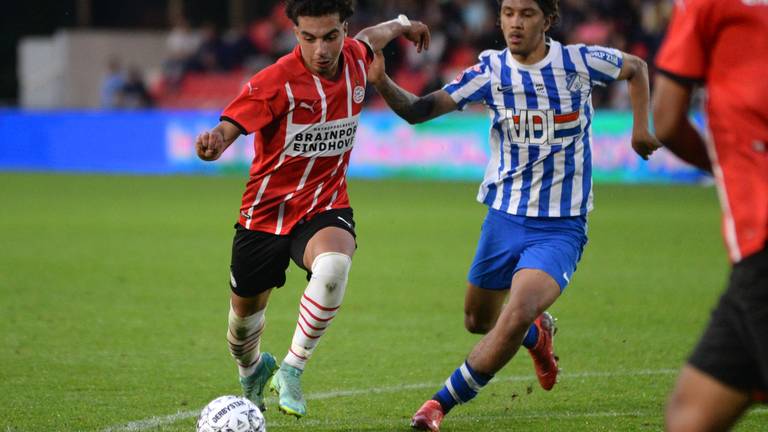 Mohamed Amin Doudah (l.) op weg naar zijn eerste doelpunt voor Jong PSV (Foto: Orange Pictures). 